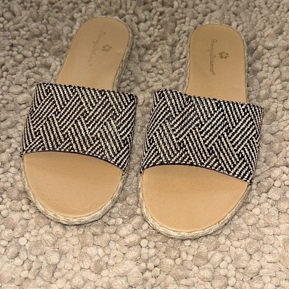 Tommy Bahama slides on a size 6.5 woman - Picture 2 of 10